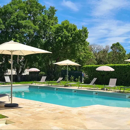 Logis - Le Bellaroc - 2 Etoiles Et Restaurant 2* 罗卡马杜尔
