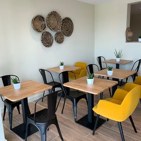 Logis - Le Bellaroc - 2 Etoiles Et Restaurant Отель