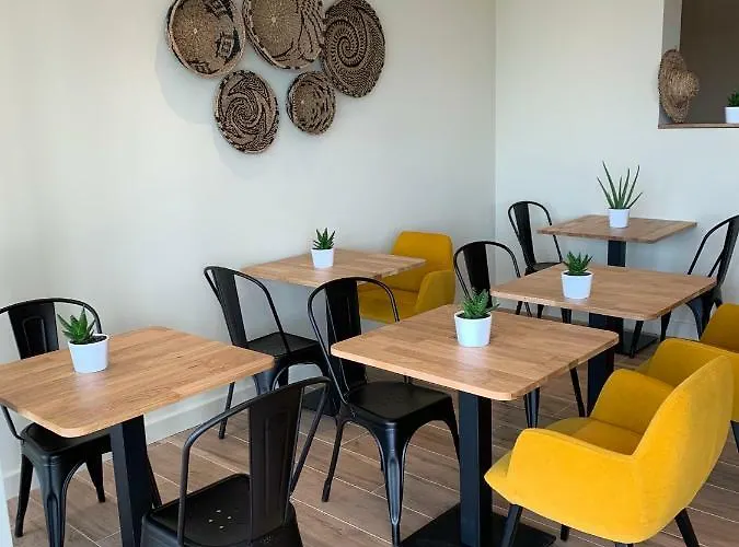 Logis - Le Bellaroc - 2 étoiles Et Restaurant Hotel